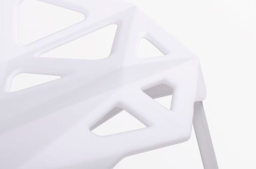 Designerskie krzesło na metalowych nogach split
