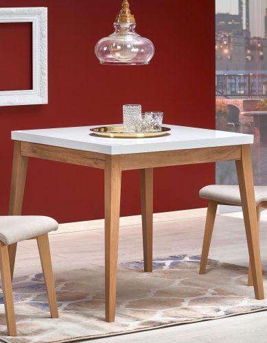 Kwadratowy stół na drewnianych nogach trump