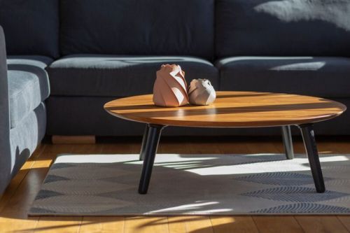 Okrągły stolik kawowy na drewnianych nogach contrast slide