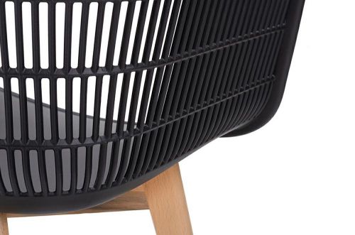 Krzesło na drewnianych nogach z kubełkowym siedziskiem basket arm wood