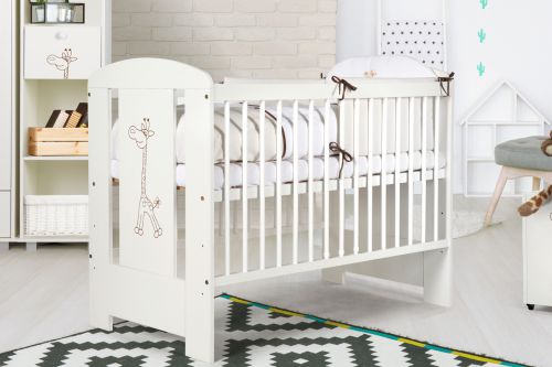Białe łóżeczko ze szczebelkami dla niemowlaka żyrafka 120x60