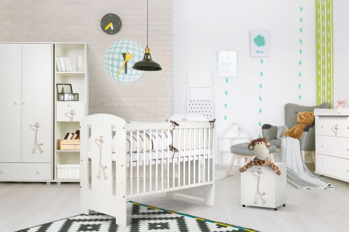 Biała szafa dwudrzwiowa do pokoju dziecka żyrafka
